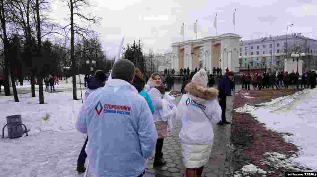 В парке "Крылья советов" также присутствовали и сторонники "Единой России", которые согласовали митинг, посвящённый "привлечению внимания к необходимости консолидации жителей Татарстана". Их было около 40 человек.