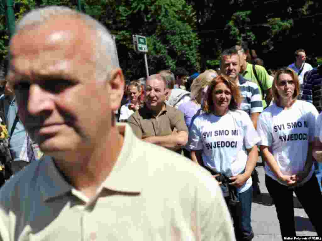 Na skupu pod nazivom ¨Svi smo mi svjedoci¨ okupili su se građani Sarajeva da uživo prate ročište o izjašnjavanju Ratka Mladića o krivici pred Haškim sudom, 04.07.2011. Foto: RSE / Midhat Poturović