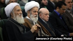محمدعلی موحدی کرمانی، دبیر کل جامعه روحانیت مبارز، نفر اول از سمت چپ.