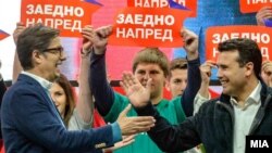 Стево Пендаровски и Зоран Заев си честитаат по претседателските избори