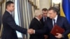 Украина: мунаса келишимге кол коюлду
