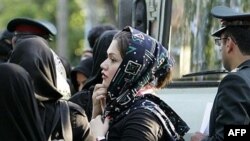 ناظران می گویند هم منع حجاب و هم رعایت آن با اجبار حکومتی همراه بوده است.