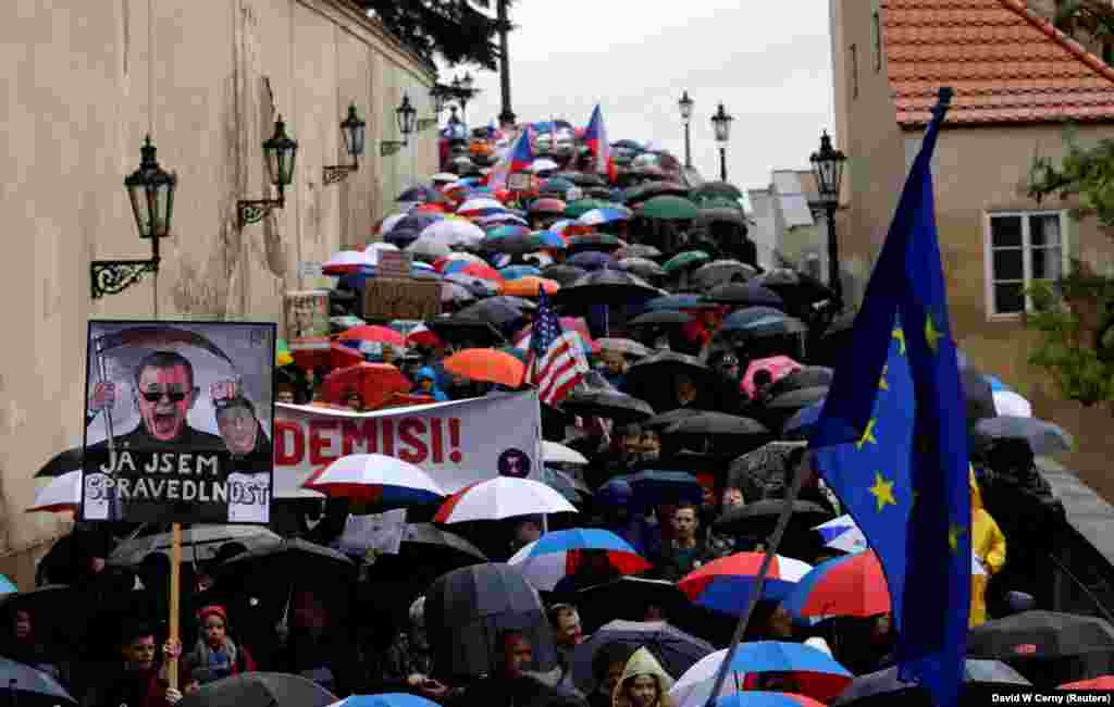 Чехи йдуть ходою через центр Праги, протестуючи проти прем’єр-міністра Бабіша