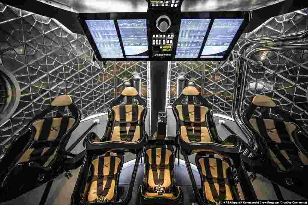 Внатрешноста на капсулата &bdquo;Crew Dragon&ldquo;, која може да прими седум астронаути. Во 2008 година, основачот на &bdquo;Space X&ldquo;, Елон Маск, рече: &bdquo;Crew Dragon всушност го доби името по [песната од 1960-тите години] Паф Меџик змејот затоа што толку многу луѓе мислеа дека морав да пушам марихуана за да го направам овој потфат&ldquo;. Некои веруваат дека стиховите на песната наведуваат на употреба на дрога.