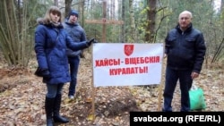 Удзельнікі ініцыятывы на месцы масавага пахаваньня (архіўнае фота)