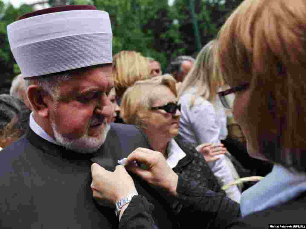 Reis-l-ulema Mustafa ef. Cerić dobio je cvjetić u Sarajevu, 01.07.2011. Foto: RSE / Midhat Poturović