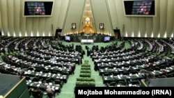 نمایندگان مجلس: برهم خوردن تعادل در سازمان تامین اجتماعی،‌ می‌تواند آثار اجتماعی، اقتصادی و سیاسی نامناسبی به دنبال داشته باشد.