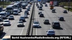 Архівне фото: автомобільний рух у Києві, квітень 2021 року