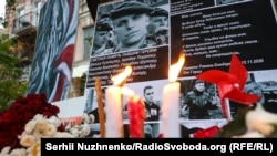 Під час акції пам'яті Романа Бондаренка біля посольства Білорусі в Україні. Він помер після того, як був побитий в Мінську особами в масках і, за твердженням білоруських журналістів, доставлений до міліції, а вже звідти його відвезли до лікарні. Київ, 13 листопада 2020 року