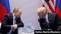Президент США Дональд Трамп (праворуч) і президент Росії Володимир Путін під час двосторонньої зустрічі на саміті «Групи двадцяти» (G20) у 2017 році