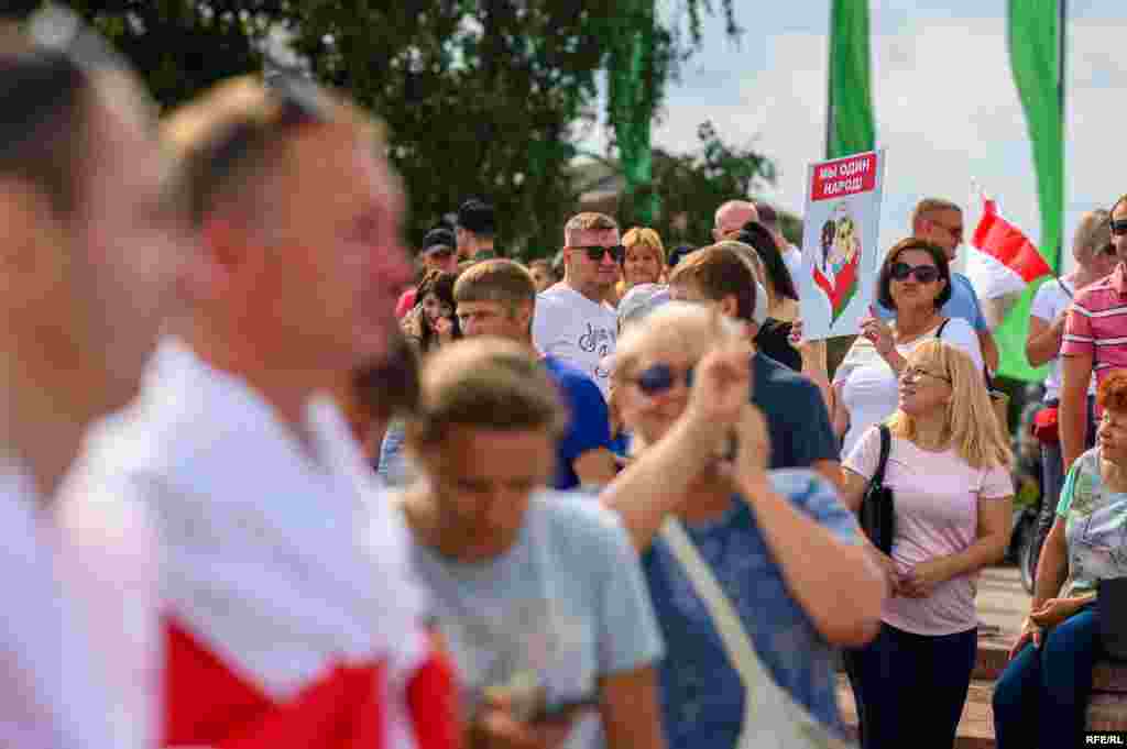Беларустун борбор калаасында түмөндөгөн адамдар чоң митингге чогулушту. Демонстранттар колдоруна ак түстөгү шарларды, “Кет!”, “Өзгөрүүлөрдү каалайбыз!” деп жазылган плакаттарды кармап алышкан.