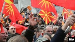 Архивска фотографија - Протест против промена на името на плоштад „Македонија“.