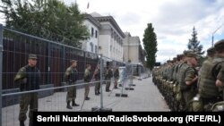 Силовики біля посольства Росії в Україні у вересні 2016 року, коли проводилися вибори до російської Держдуми 
