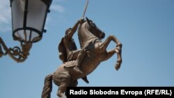 Споменикот Воин на коњ на плоштадот во Скопје