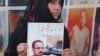 حسیبې په کوټه کې احتجاجي ناسته کې د خپل ورور حسان قمبراني انځور نیولی