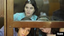 მოსკოვი, 30 ივლისი: Pussy Riot-ის წევრები ნადეჟდა ტოლოკონიკოვა, ეკატერინა სამუცევიჩი და მარია ალიოხინა სასამართლოს სხდომაზე