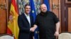 Premierul spaniol Pedro Sanchez (stânga) dă mâna cu președintele Parlamentului ucrainean, Ruslan Stefanciuk, la Verhovna Rada din Kiev, la 1 iulie.