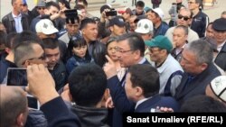 Митингіге жиналғандар Батыс Қазақстан облысы әкімінің орынбасары Арман Өтеғұловпен (ортада) сөйлесіп жатыр. Орал, 4 мамыр 2016 жыл.