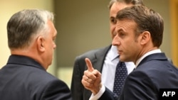 Viktor Orban și Emmanuel Macron (gesticulând) în marginea summitului UE de la Bruxelles (Foto: Miguel MEDINA / AFP)