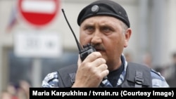 Колишній командир спецпідрозділу «Беркут» Сергій Кусюк у формі ОМОНу на мітингу в Москві