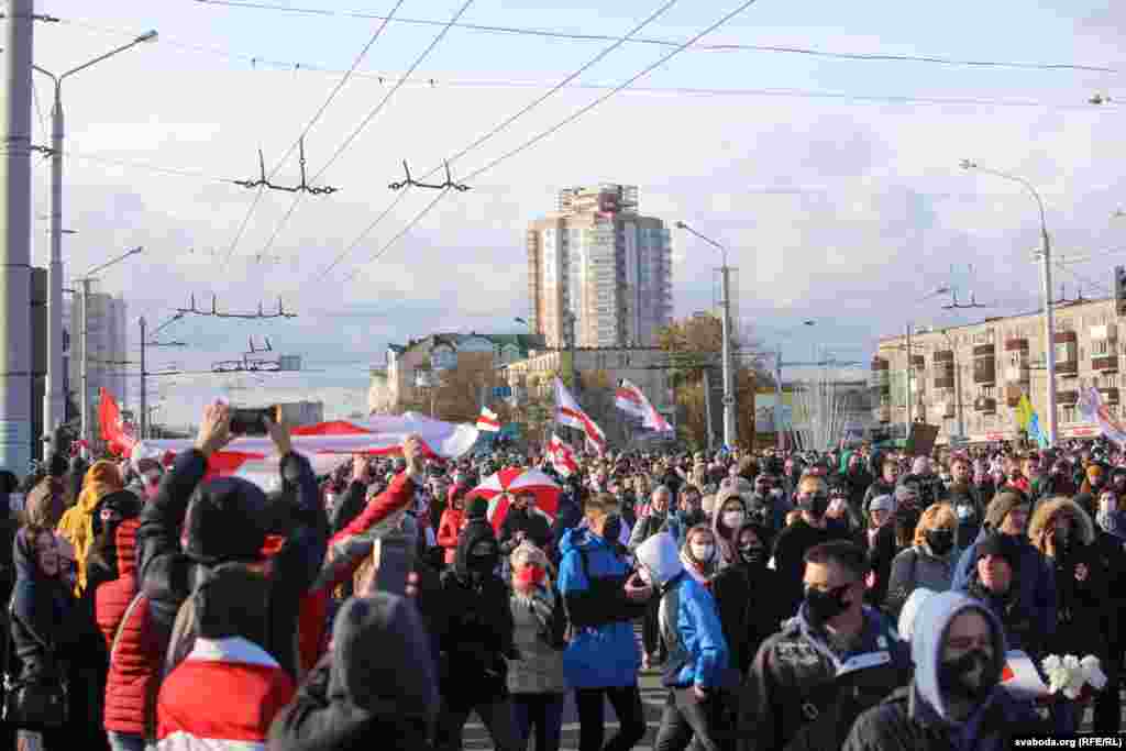 Людзі рушылі далей, але ў раёне станцыі мэтро «Аўтазаводзкая» праспэкт перакрылі сілавікі з вадамётамі. У выніку дэманстранты павярнуліся і пайшлі назад.