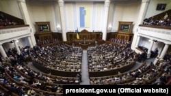 Із 16 депутатів-кандидатів у президенти лише два взяли участь у понад половині голосувань парламенту за місяць