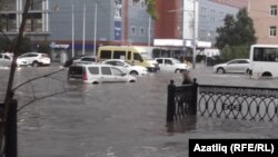 Уфада көчле яңгырдан соң урамнарны тутырып су акты, 4 сентябрь 2017