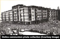 Тысячи людей ждут прибытия Николае Чаушеску в Питешть, 1966 год. Фотография сделана через год после прихода к власти в Румынии бывшего подмастерья сапожника.