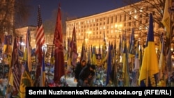 Locuitorii din Kiev au comemorat, luni, victimele celor trei ani de război.