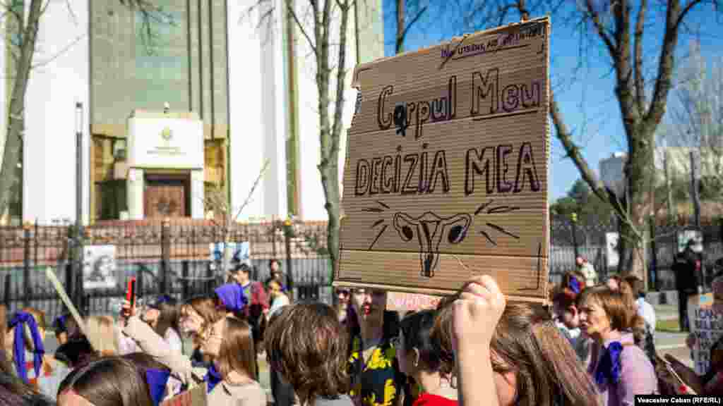 Participanții la marș au făcut popasuri la mai multe instituții publice - inclusiv Primăria, Guvernul și Președinția (în imagine) – unde au scandat „cea mai mică lovitură nu e dragoste, ci ură”, „vrem siguranță pe stradă și acasă” și „educați sexuală e necesară și prioritară”.