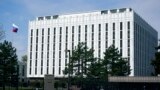 Russiýa Federasiýasynyň Waşingtondaky ilçihanasynda rus baýdagy galgaýar. Arhiw suraty. 15-nji aprel, 2021 ý. 