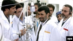 محمود احمدی نژاد در حال بازدید از تاسیسات غنی سازی نطنز
