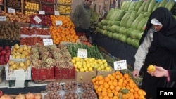 نرخ تورم ايران، بر پايه آمار رسمی جمهوری اسلامی، در فاصله يکسال از حدود سيزده درصد به بالای بيست و پنج درصد رسيده است.(عکس: فارس)