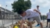 <p>Studenti su položili vence na Železničkoj stanici u Novom Sadu, gde je u padu nadstrešnice 1. novembra 2024. poginulo 16 ljudi, 25. april