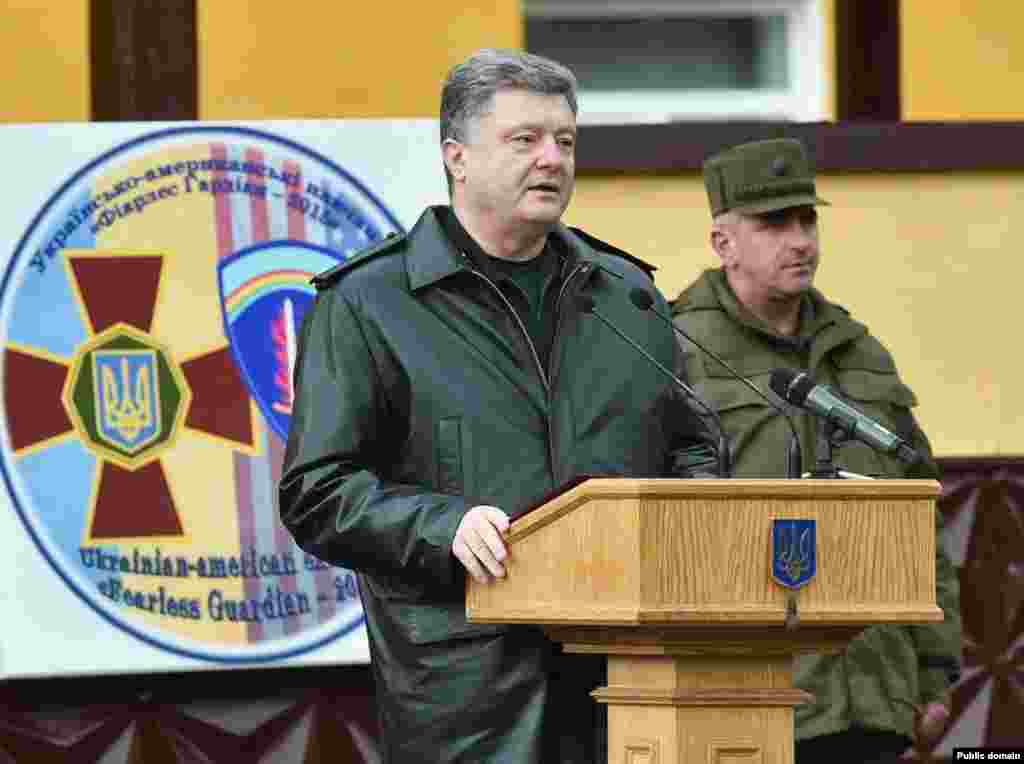 Президент України Петро Порошенко під час виступу на відкритті українсько-американських командно-штабних навчань «Фіарлес Гардіан-2015», 20 квітня 2015 року