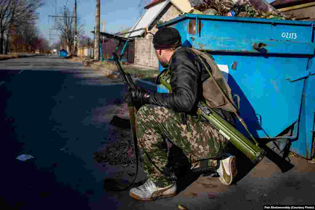 Озброєний бойовик в Київському районі Донецька, що неподалік від аеропорту