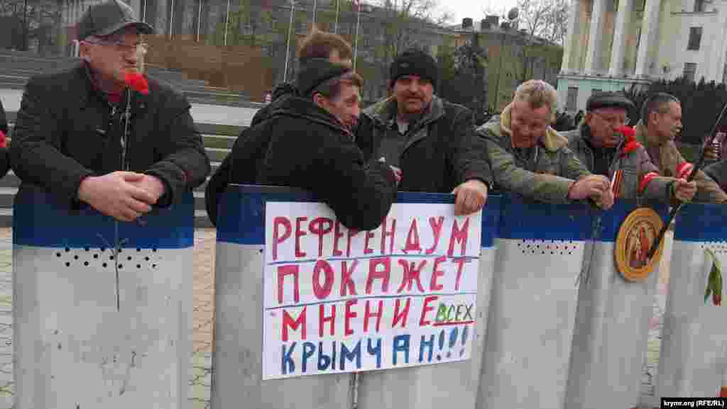 Озвіріло кидаються на журналістів ось такі «прості» мітингувальники, які приходять щодня на площу працювати.