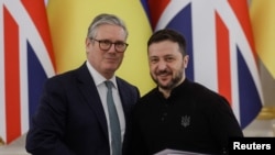 Британскиот премиер Кир Стармер (лево) и украинскиот претседател Володимир Зеленски по потпишувањето на „историското 100-годишно партнерство“ во Киев, Украина, 16 јануари 2025 година.