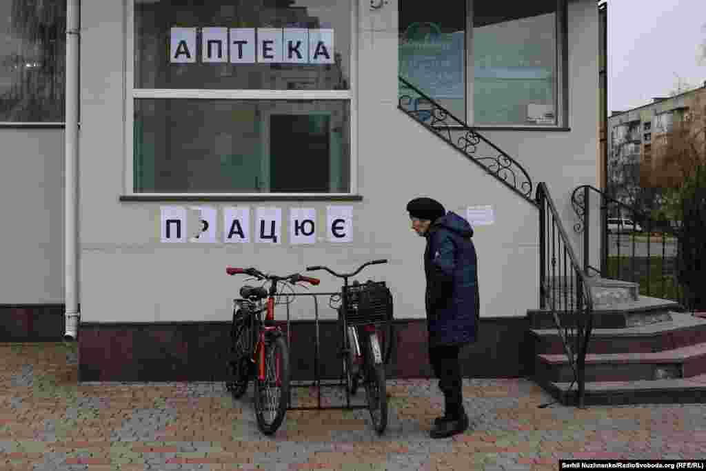 Работающая аптека в Покровске. Большим сюрпризом для меня стало то, что кроме аптек, кафе и книжного магазина в городе остался Apple Store. В начале декабря магазин всё еще работал. Хотя, возможно, пока я подготовил эту галерею, он уже закрылся 