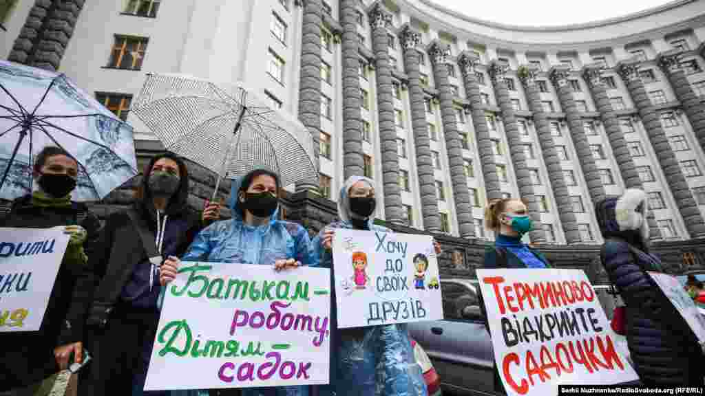 Для багатьох батьків карантин означає втрату доходу. «Фінансової подушки вже немає», – каже одна з протестувальниць