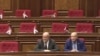 Իշխող «Քաղաքացիական պայմանագրից» հեռացված պատգամավորներ Հովիկ Աղազարյանը և Հակոբ Ասլանյանը ԱԺ նիստի ժամանակ, 16-ը ապրիլի, 2025թ. 