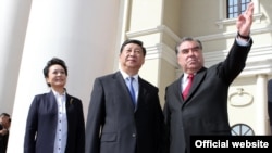 Президент Таджикистана Эмомали Рахмон и глава КНР Си Цзиньпин

