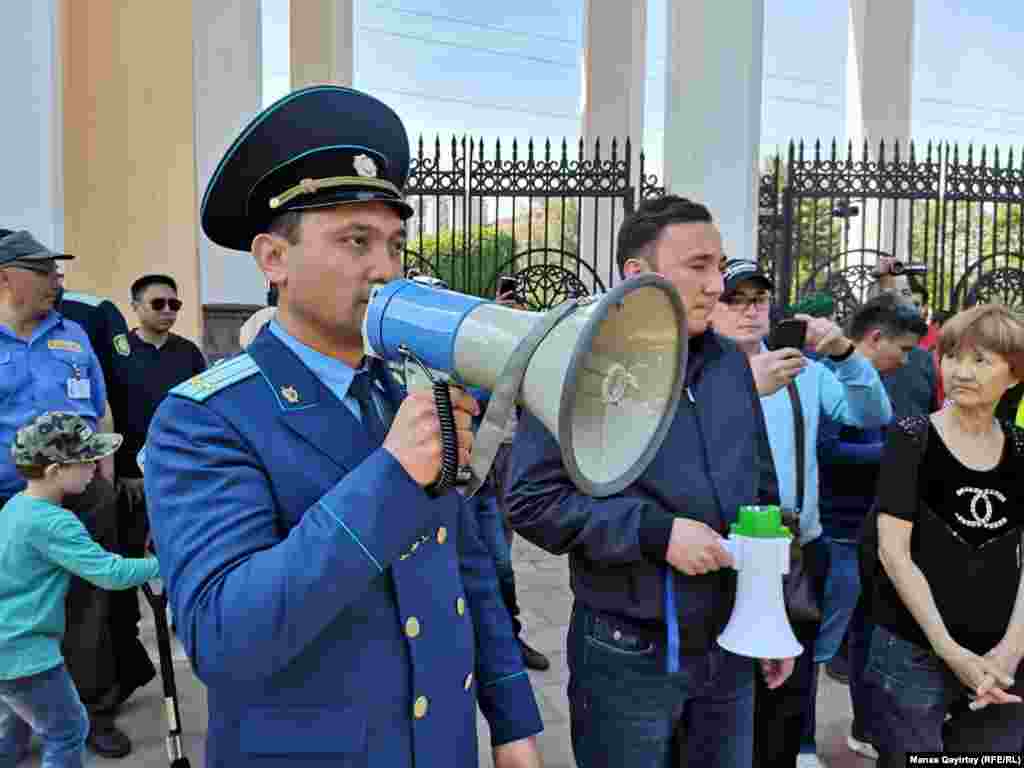 Прокурор жиналғандарға ескерту жасап, таратуға тырысты. Алматы, 1 мамыр 2019 жыл. 