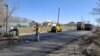 Potrivit „Bugetul Plus”, circa 4 miliarde de lei vor fi alocați pentru a repara drumurile locale, raionale și regionale. În imagine: muncitor lucrând la reparația îmbrăcămintei rutiere pe drumul regional G2 M5, Hlina-Cotelea-Larga, r. Briceni, 27 martie 2025