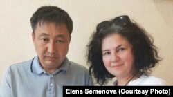 Правозащитник Елена Семенова и ее адвокат Манарбек Мусинов после судебного заседания, на котором рассматривался гражданский иск, заявленный в отношении нее медицинским работником учреждения УК-161/2. Павлодар, 10 июня 2020 года.