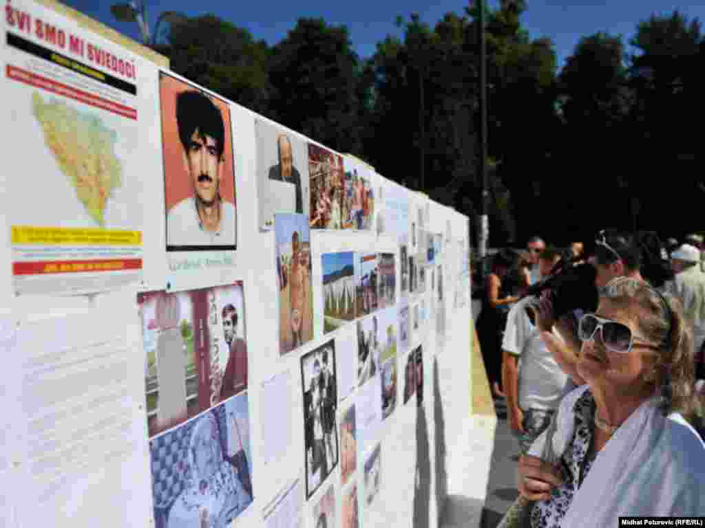 Na Trgu djece Sarajeva postavjen je ¨Zid istine¨ na kojem građani postavljaju fotografije i osobne predmete u znak sjećanja na poginule u ratu, Sarajevo, 04.07.2011. Foto: RSE / Midhat Poturović