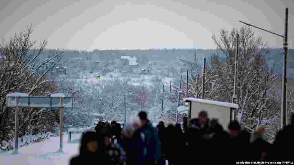 На горі з боку проросійських бойовиків стоять залишені будинки, звідти після закриття КПВВ по українських військових «працює» ворожий снайпер. Не так давно був «трьохсотий»