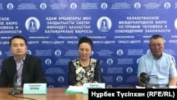 Женис Султанбек (справа), брат задержанного в Китае этнического казаха Ертая Султанбека, и гражданский активист Серикжан Билаш на пресс-конференции. Алматы, 7 июня 2018 года.
