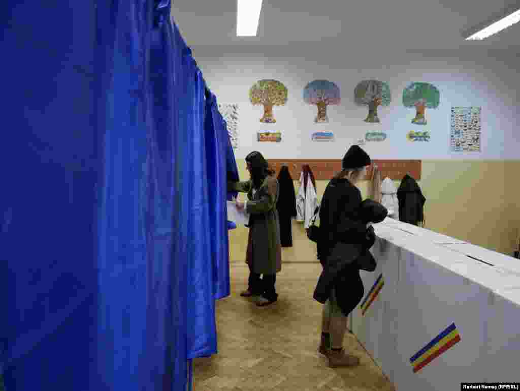 Interiorul unei secții de votare din Sectorul 1 al Capitalei. 
