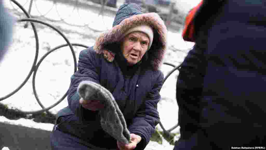 "Пенсия моя – 38 тысяч тенге, и этого недостаточно. Приходится выкручиваться. Торгую по несколько часов в день. Иногда продаю пару, две. А иногда вообще ничего не продаю", - говорит пенсионерка.